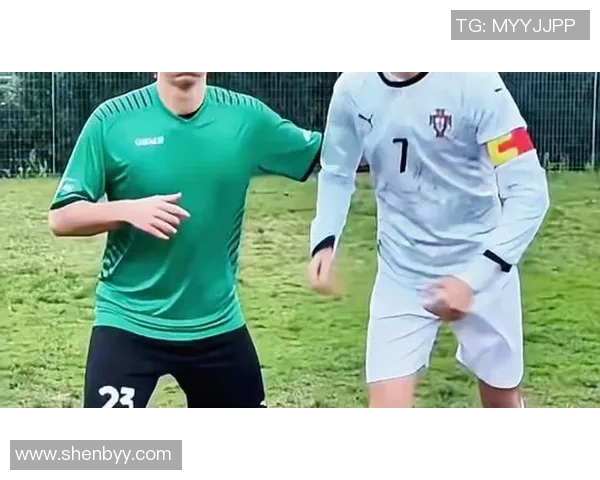 模仿足球球星搞笑表演挑战,谁能最像C罗梅西惹笑全场 模仿足球球星搞笑表演挑战,谁能最像C罗梅西惹笑全场