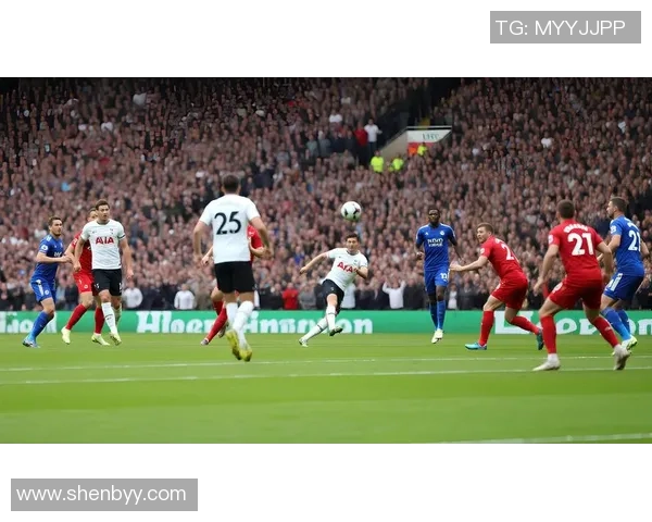 足球巨星的辉煌征程：闪耀在绿茵场上的风采